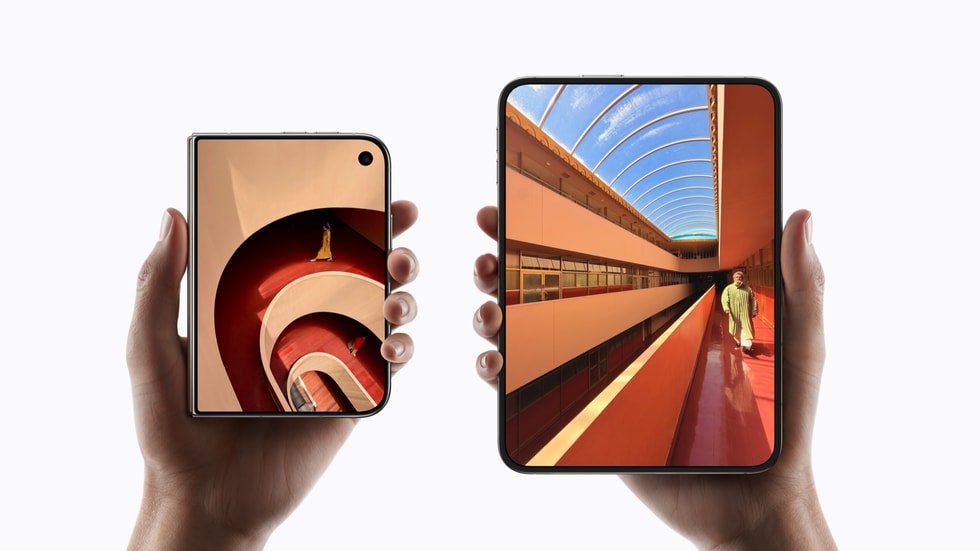 iPhone Duo مفتوح ومغلق لإظهار الشاشتين الداخلية والخارجية